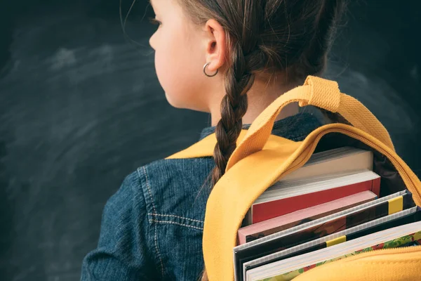 Terug naar schoolmeisje gevulde rugzak boeken — Stockfoto