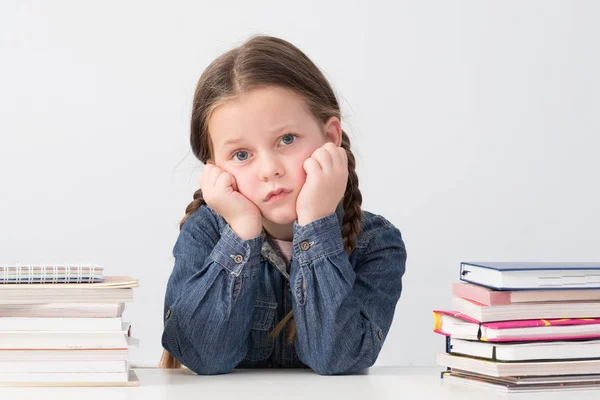 Primärutbildning trött Skolflicka bok stackar — Stockfoto