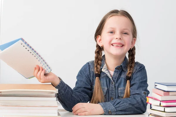 Edukacja podstawowa dziewczyna szczęśliwy szkoła książki uśmiechnięty — Zdjęcie stockowe