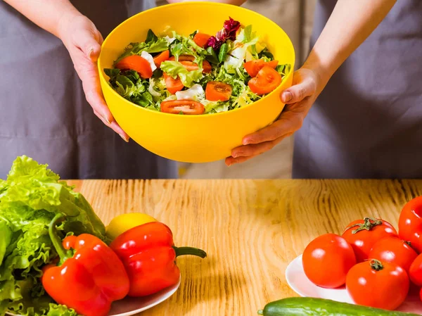 Alimentación saludable ensalada de verduras cuenco amarillo —  Fotos de Stock