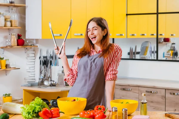 Fun Hem Matlagning Joyful Lady grönsakssallad — Stockfoto