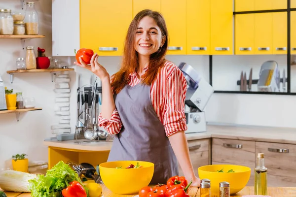 Vegan Nutrition Lady ekologisk paprika sallad — Stockfoto