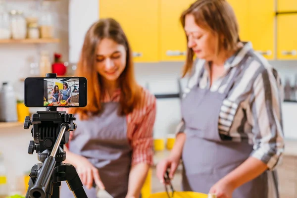 Familj Culinary videoblogg matlagning kök — Stockfoto