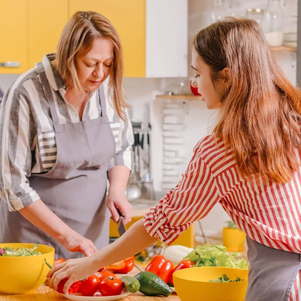 Familj Matlagning hobby sallad naturliga grönsaker — Stockfoto