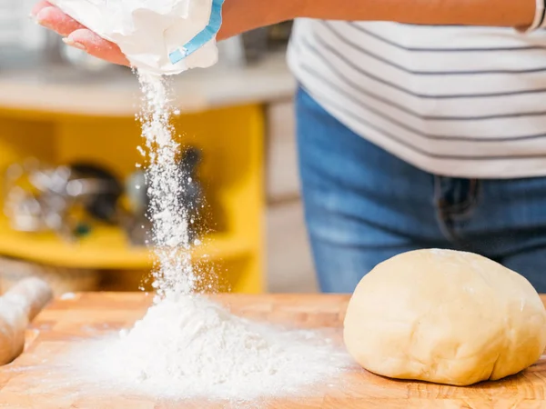 Домашнее печенье рецепт пирога наливая тесто муки — стоковое фото