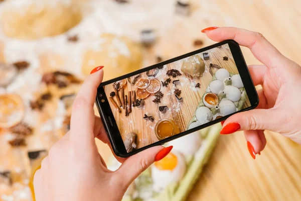 Pastelería cocina vlog ingredientes de galletas smartphone —  Fotos de Stock