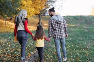 sonbahar boş anne kızı yürüyüş yaprakları