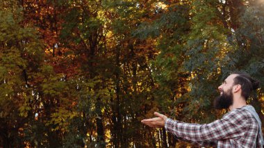 sonbahar manzara mutlu hipster adam sonbahar orman