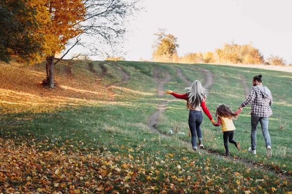 Família lazer pais filha queda natureza parque — Fotografia de Stock