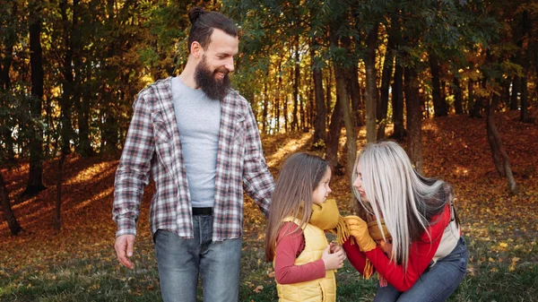 Herbst Saison Freizeit glücklich junge Familie Naturpark — Stockfoto