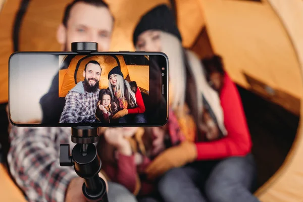 Otoño turismo familia smartphone cámara selfie —  Fotos de Stock