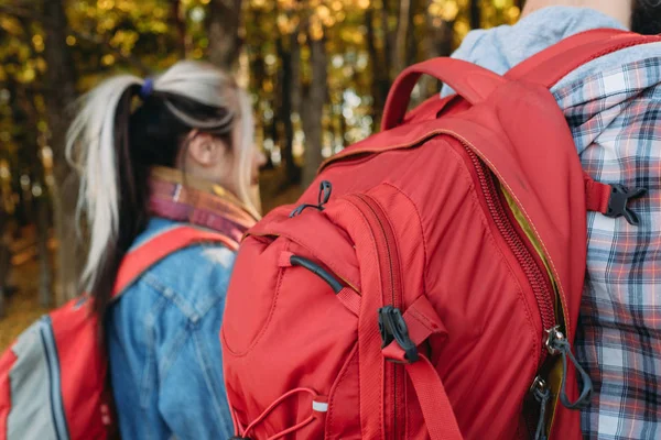 Turismo familiar pareja mochilas otoño naturaleza parque — Foto de Stock