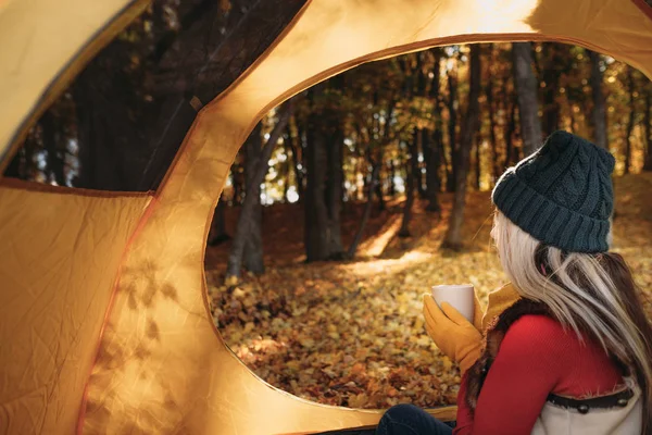 Tartoznak Camping hölgy őszi erdő arany lombozat — Stock Fotó
