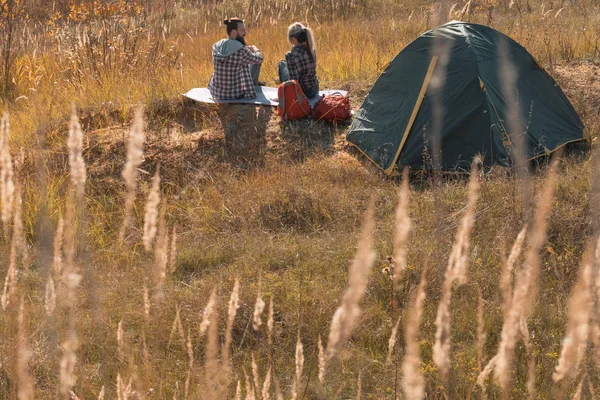 Romántico camping pareja tienda pradera caída naturaleza —  Fotos de Stock