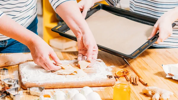 Домашний кулинарный курс выпекать пряничное печенье — стоковое фото