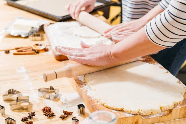 Home pastry cooking class roll dough flour — Stock Photo, Image