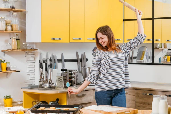 Kulinariska hobby Lady kul kök bakade kex — Stockfoto