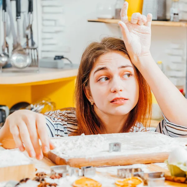 Hem bakelse matlagning tankeväckande Lady händer mjöl — Stockfoto
