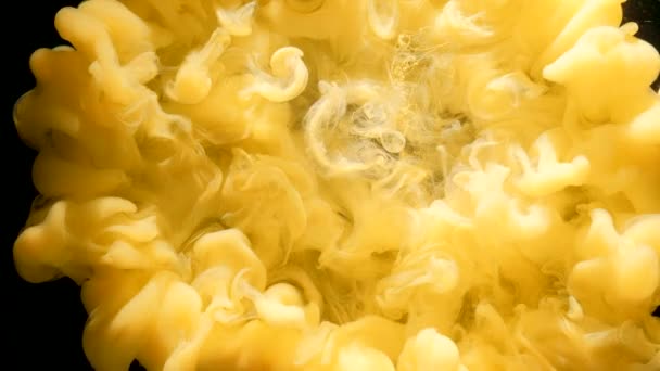 Esplosione di inchiostro giallo flusso di fumo miscela subacquea — Video Stock