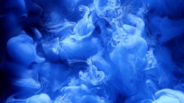 Tinta subaquática mistura tintura explosão mistura fumaça azul — Vídeo de Stock