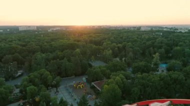 havadan görünümü şehir eğlence parkı günbatımı yeşil ağaç