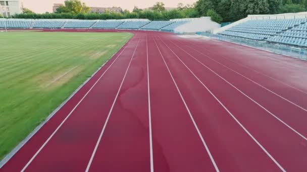 Політ над біговою доріжкою стадіон ціль виграти спорт — стокове відео