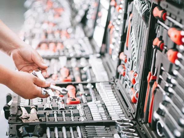 Hardware vetrina riparatore scegliendo strumenti — Foto Stock