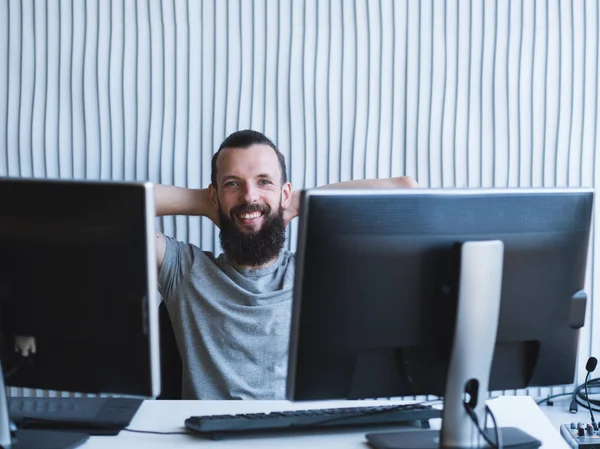 Designer de carreira profissional bem sucedida alegre — Fotografia de Stock