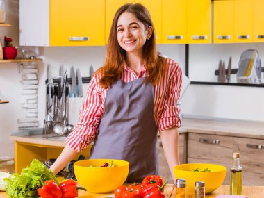 vejetaryen yaşam tarzı mutlu bayan mutfak salatası