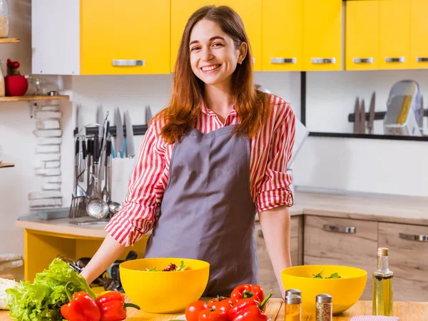 Vegetarisk livsstil Happy Lady köks sallad — Stockfoto