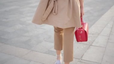 kentsel iş kadını yürüyüş kararlı backview