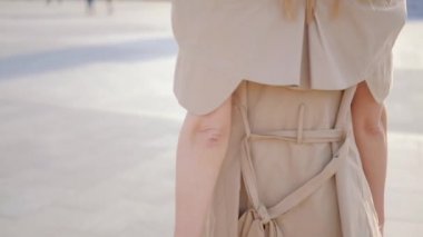 kendine güvenen iş kadını şehir trendy yürümek