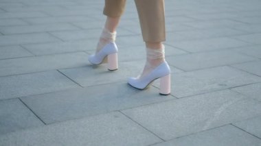 bacaklar kentsel moda şık kadın ayakları beyaz yürümek
