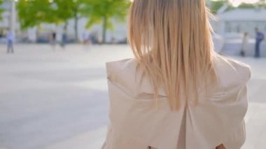 kadın iş yaşam tarzı trendy kadın yürüyüş şehir