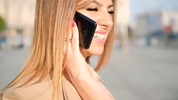 Vriendelijke oproep mobiele glimlach vrouw praat telefoon straat — Stockvideo