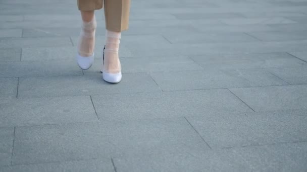 Bacaklar yürüyüş şehir güven tarzı trendy topuklu — Stok video
