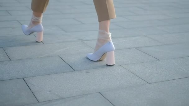 Nohy chůze městská módní stylová žena chodidla bílá — Stock video