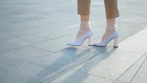 Pernas andar pés femininos sapatos brancos nylon na moda — Vídeo de Stock