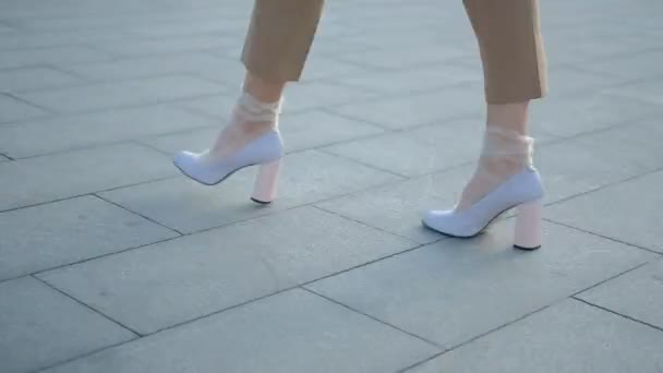 Bacaklar yürüyüş şehir güven tarzı trendy topuklu — Stok video