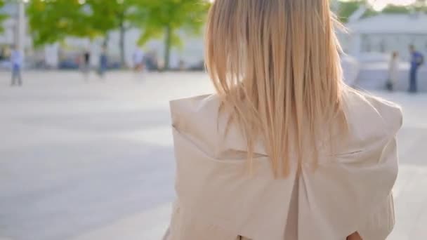 Жіночий бізнес спосіб життя модний жіночий прогулянковий місто — стокове відео