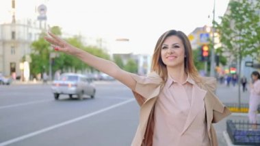 eve binmek gerekir kadın gesturing taksi ayakta yol