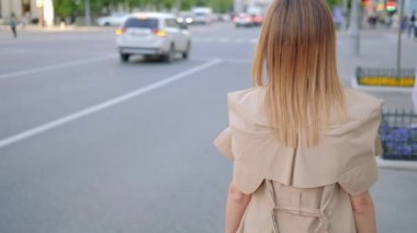 kadın iş yaşam tarzı trendy kadın yürüyüş şehir