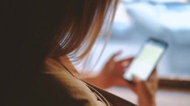 mesajlaşma uygulaması iletişim kadın tutun telefon