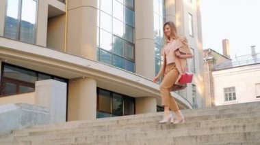 iş acele yaşam tarzı kadın merdiven şehir aşağı çalıştırmak