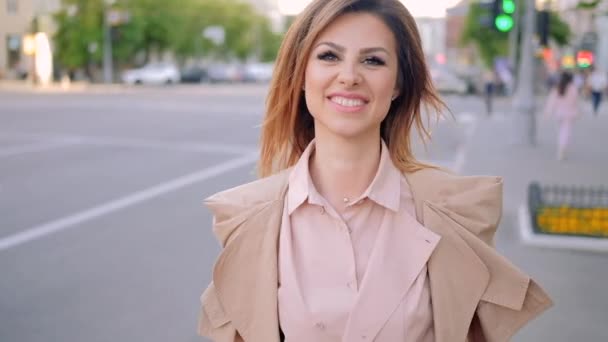 Mulher de negócios andar cidade sorrindo elegante feminino — Vídeo de Stock