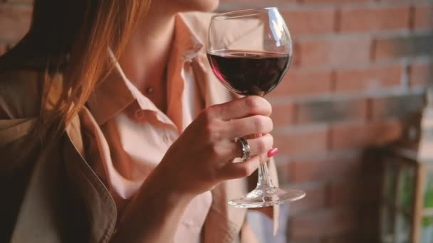 Relaxar desenrolar negócios mulher vidro vermelho vinho café — Vídeo de Stock