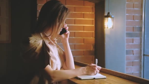 전화 노트를 복용 하는 비즈니스 통신 여자 — 비디오