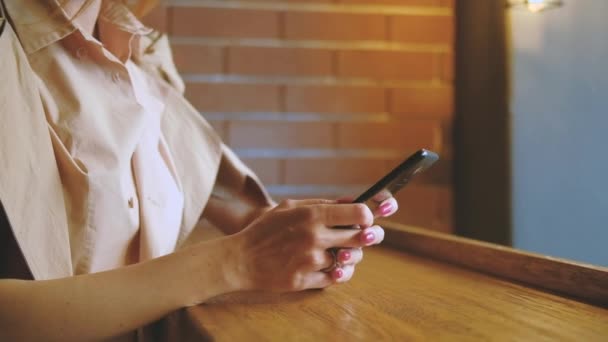 Rychlost vyhledávání ženy zadávání mobilních obchodních zpráv — Stock video