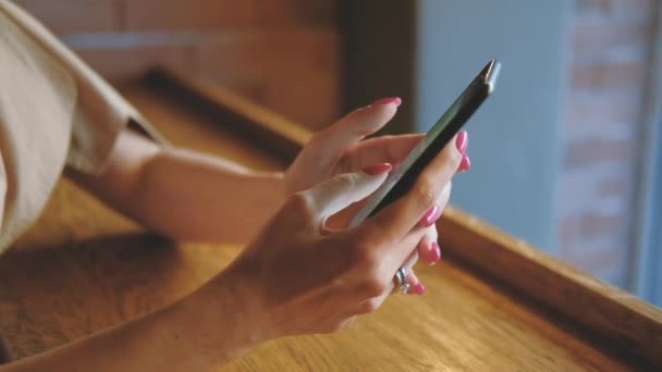 Aplicativos de tecnologia móvel mãos femininas digitação de telefone — Vídeo de Stock