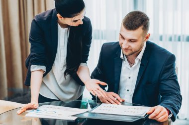 ofis rutin kadın müdür yardımcısı